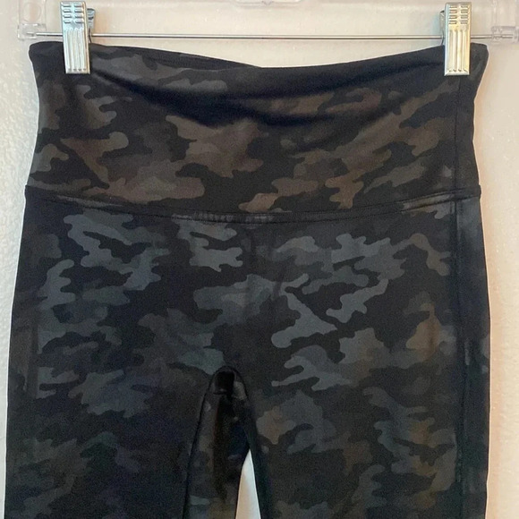 Spanx M Faux Leather Mayte Black Camo Leggings - Picture 6 of 11